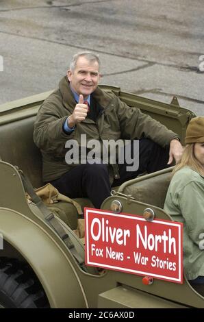 Fredericksburg, Texas USA, 19 febbraio F2005: Il tenente colonnello dei Marine in pensione Oliver North ondata agli spettatori durante una parata di veicoli militari dell'era della seconda guerra mondiale che commemorano il 60 ° anniversario della battaglia della seconda guerra mondiale per Iwo Jima. ©Bob Daemmrich Foto Stock