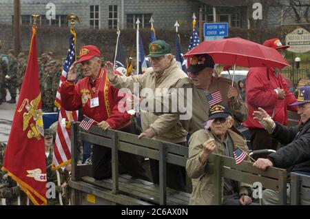 Fredericksburg, Texas USA, 19 febbraio 2005: I veterani della seconda guerra mondiale saltano alla folla mentre cavalcano in una parata commemorativa del 60° anniversario della battaglia della seconda guerra mondiale per Iwo Jima nel Pacifico meridionale. ©Bob Daemmrich Foto Stock