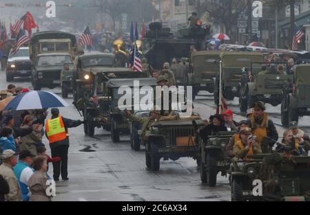 Fredericksburg, Texas USA, 19 febbraio 2005: Parade of World War II-era Military Vehicles highlights the 60th anniversario commemoration of the Battle for Iwo Jima in the South Pacific, key to win the War against Japan. ©Bob Daemmrich Foto Stock