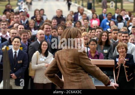 Austin, Texas USA, 17 febbraio 2005: Un oratore sorridente si allontana da un pubblico di studenti universitari del Texas di fronte al Campidoglio del Texas, dove partecipano a uno sforzo di lobbying per ottenere maggiori finanziamenti per l'istruzione superiore pubblica. ©Bob Daemmrich Foto Stock