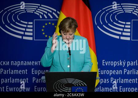 Bruxelles, Belgio. 8 luglio 2020. La cancelliera tedesca Angela Merkel e il presidente del Parlamento europeo David Sassoli partecipano alla conferenza stampa congiunta al Parlamento europeo, tenutasi a Bruxelles in Belgio l'8 luglio 2020. Credit: ALEXANDROS MICHAILIDIS/Alamy Live News Foto Stock