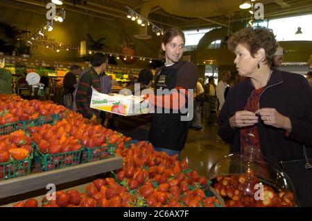 Austin, Texas USA, 3 marzo 2005: Presentazione di fragole fresche durante l'inaugurazione del flagship store Whole Foods di 80.000 metri quadrati e della sede centrale dell'azienda nell'Emerging Market District di Austin. La catena nazionale ha 167 negozi ed è il principale supermercato naturale e biologico al mondo. ©Bob Daemmrich Foto Stock