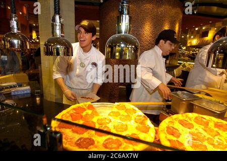 Austin, Texas USA, 3 marzo 2005: Pizzeria interna durante l'inaugurazione del flagship store Whole Foods di 80.000 metri quadrati e della sede aziendale nell'Emerging Market District di Austin. La catena nazionale ha 167 negozi ed è il principale supermercato naturale e biologico al mondo. ©Bob Daemmrich Foto Stock