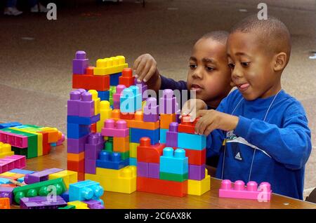 Austin, Texas USA, 12 marzo 2005: Durante un open House a livello universitario presso la University of Texas at Austin, i bambini afroamericani del dipartimento di ingegneria giocano con blocchi di plastica. ©Bob Daemmrich Foto Stock