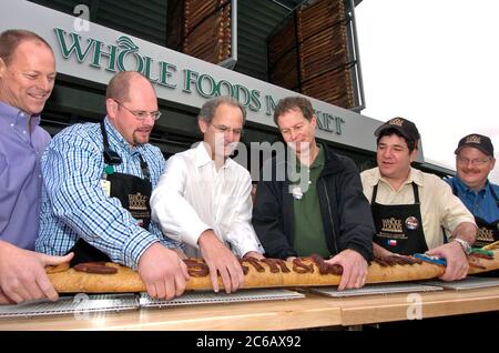 Austin, Texas USA, 3 marzo 2005: Inaugurazione del nuovo 000 flagship store Whole Foods di 80 metri quadrati e della sede centrale nel quartiere del mercato del centro di Austin. Da sinistra a destra ci sono i dirigenti di Whole Foods Walter Robb, Seth Stutzman, Jim Sud, John Mackey, e Bruce Silverman, partecipare alla tradizionale cerimonia di affettatura del pane al posto del taglio del nastro. ©Bob Daemmrich Foto Stock