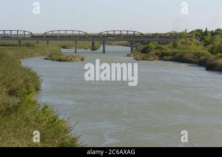 Eagle Pass, Texas USA, 23 marzo 2005: Ponte internazionale n. 1 di Eagle Pass è uno dei due ponti locali da questa città di confine del Texas meridionale attraverso il Rio grande fino al Messico. Foto Stock