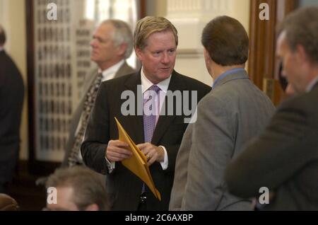 Austin, Texas, 8 marzo 2005: I membri della camera dei rappresentanti del Texas discutono una legge finanziaria sull'istruzione durante la 79a sessione della legislatura del Texas. Il presidente della commissione per gli stanziamenti Jim Pitts parla con i colleghi del Parlamento. ©Bob Daemmrich Foto Stock