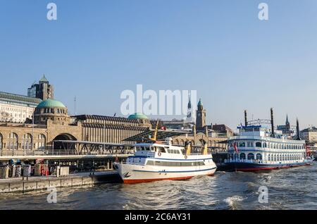 Traghetti al molo Landungsbrücken sul fiume Elba ad Amburgo, Germania Foto Stock