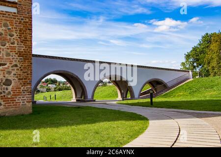 Bellissimo ponte in pietra ad arco antico. Architettura antica, vista dal basso. Foto Stock