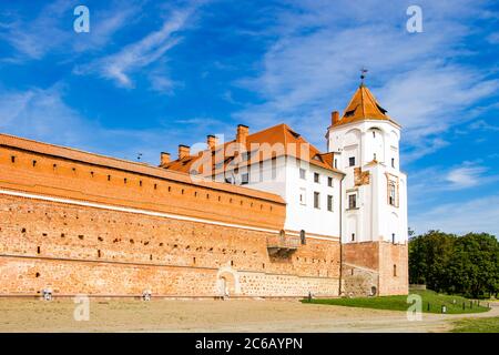 Mir, Bielorussia. Vista di un castello medievale su uno sfondo di cielo blu. Splendido paesaggio panoramico estivo Foto Stock