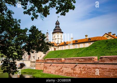 Nesvizh, Bielorussia. Vista su un bellissimo castello medievale in una giornata estiva. Foto Stock