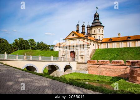 Nesvizh, Bielorussia. Vista su un bellissimo castello medievale in una giornata estiva. Foto Stock