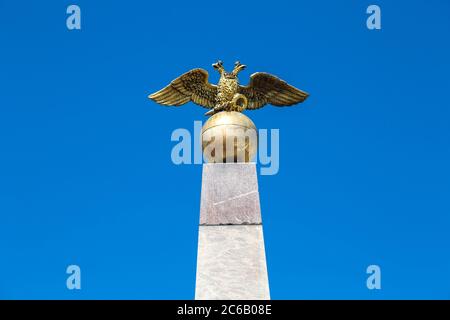 Aquila a due teste sulla colonna Alexander di Helsinki in una bella giornata estiva, la Finlandia Foto Stock