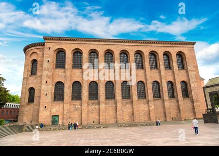 La Basilica di Costantino a Treviri in una bella giornata estiva, Germania Foto Stock