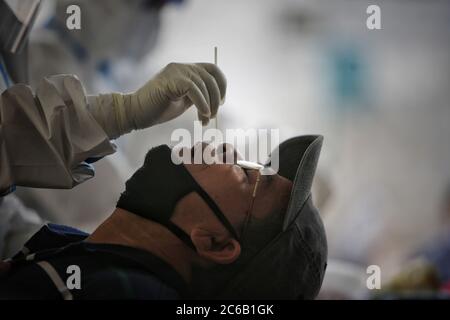 Kathmandu. 8 luglio 2020. Un uomo prende un test di reazione a catena della polimerasi (PCR) per COVID-19 a Kathmandu, Nepal, l'8 luglio 2020. Credit: Sulav Shrestha/Xinhua/Alamy Live News Foto Stock