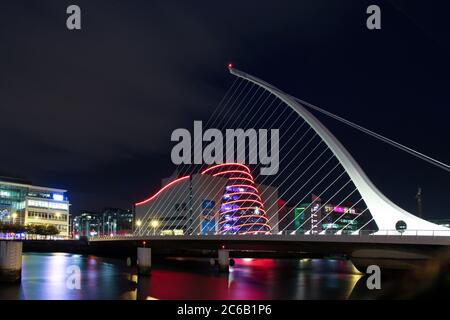 Dublino, Irlanda - Settembre 09. 2018: Ponte Samuel Beckett o Ponte di Arpa - un ponte sospeso a cavo dall'architetto Santiago Calatrava con la forma a D della camera Foto Stock