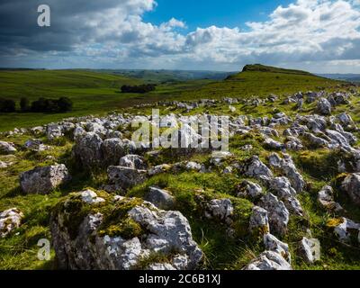 Roccia calcarea esposta ad High Edge vicino a Buxton nel Peak District National Park Derbyshire England UK Foto Stock