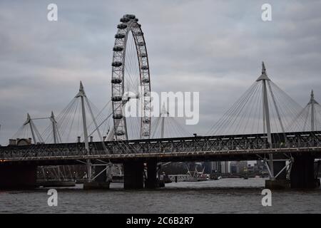 Golden Jubilee Bridge e Hungerford Bridge che da Charing Cross si affacciano sul Tamigi di Londra. Il London Eye appare sopra i ponti. REGNO UNITO Foto Stock