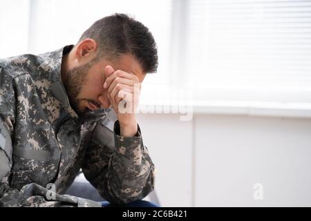 Militare militare militare militare soldato in uniforme con PTSD stress Foto Stock