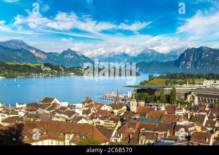 Vista panoramica aerea di Lucerna in una bella giornata estiva, la Svizzera Foto Stock
