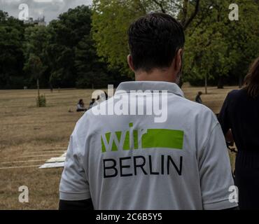 Berlino, Germania. 8 luglio 2020. 'Noi Berlino' è scritto sulla camicia di un uomo in Hasenheide. I sostenitori e i membri dell'iniziativa 'wir Berlin' presentano il Park-Knigge. Credit: Paul Zinken/dpa/Alamy Live News Foto Stock