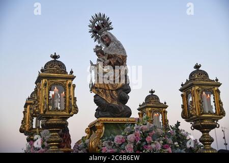 La Virgen del Carmen sul suo galleggiante che la porterà al Santuario vicino Tarifa nella sera della sua escursione in mare, Tarifa, Cadice, Andalusia, S. Foto Stock