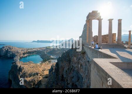 Vista sulla baia di San Paolo dall'Acropoli di Lindos, Rodi, Dodecanese, Isole greche, Grecia, Europa Foto Stock