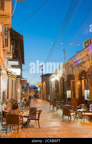 La gente mangia in un ristorante all'aperto di notte a Latchi, Cipro, Mediterraneo, Europa Foto Stock