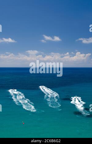 Vista aerea di persone su jet ski, Coral Bay, Paphos, Cipro, Mediterraneo, Europa Foto Stock