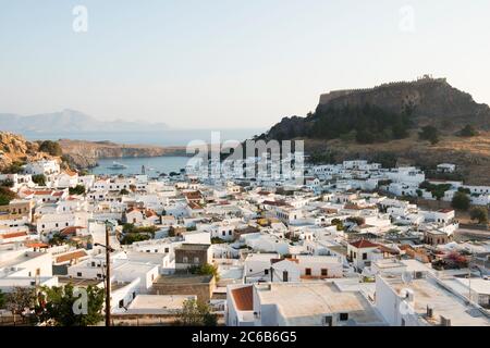 Vista sulla città di Lindos, Rodi, Dodecanese, Isole greche, Grecia, Europa Foto Stock