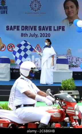 Kolkata, India. 8 luglio 2020. Bengala Occidentale Capo Ministro Mamata Banerjee bandiera fuori kolkata polizia motocicletta rally in occasione del programma annuale Save Drive Safe LIFE. (Foto di Ved Prakash/Pacific Press) Credit: Pacific Press Agency/Alamy Live News Foto Stock