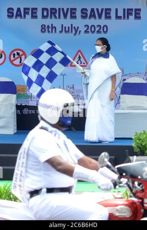 Kolkata, India. 8 luglio 2020. Bengala Occidentale Capo Ministro Mamata Banerjee bandiera fuori kolkata polizia motocicletta rally in occasione del programma annuale Save Drive Safe LIFE. (Foto di Ved Prakash/Pacific Press) Credit: Pacific Press Agency/Alamy Live News Foto Stock