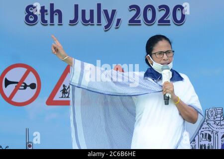 Kolkata, India. 8 luglio 2020. Bengala Occidentale Capo Ministro Mamata Banerjee bandiera fuori kolkata polizia motocicletta rally in occasione del programma annuale Save Drive Safe LIFE. (Foto di Ved Prakash/Pacific Press) Credit: Pacific Press Agency/Alamy Live News Foto Stock