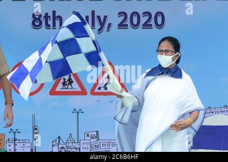 Kolkata, India. 8 luglio 2020. Bengala Occidentale Capo Ministro Mamata Banerjee bandiera fuori kolkata polizia motocicletta rally in occasione del programma annuale Save Drive Safe LIFE. (Foto di Ved Prakash/Pacific Press) Credit: Pacific Press Agency/Alamy Live News Foto Stock