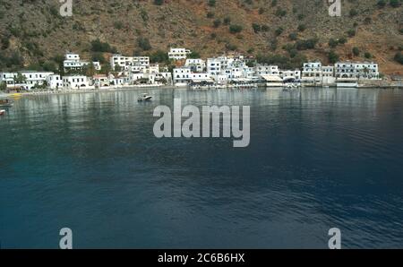 Grecia, Loutro, Creta. Splendido paesaggio con vista su un'incantevole piccola baia fiancheggiata da ristoranti e bar. Meta di vacanza tranquilla. Spazio di copia Foto Stock