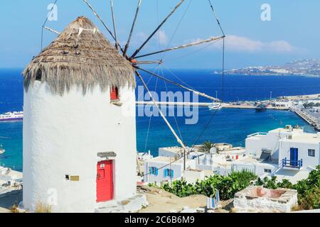 Il mulino di Boni si affaccia sulla città di Mykonos, Mykonos, Cicladi, Isole greche, Grecia, Europa Foto Stock