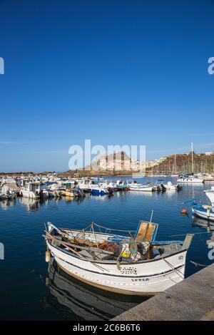 Vista sul porto turistico verso l'antico castello, Castelsardo, provincia di Sassari, Sardegna, Italia, Mediterraneo, Europa Foto Stock