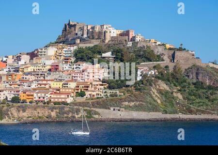 Vista verso antico castello, Castelsardo, provincia di Sassari, Sardegna, Italia, Mediterraneo, Europa Foto Stock