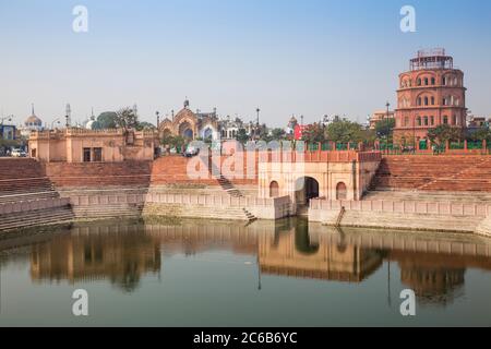 Laghetto di Hussainabad e torre di guardia di Satkhama, Lucknow, Uttar Pradesh, India, Asia Foto Stock