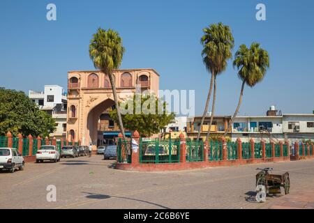 Porta nella città vecchia, Lucknow, Uttar Pradesh, India, Asia Foto Stock