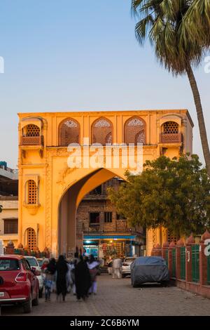Porta nella città vecchia, Lucknow, Uttar Pradesh, India, Asia Foto Stock