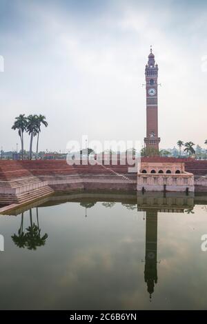 Hussainabad stagno e Torre dell'Orologio, Lucknow, Uttar Pradesh, India, Asia Foto Stock