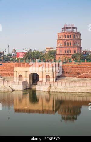 Laghetto di Hussainabad e torre di guardia di Satkhama, Lucknow, Uttar Pradesh, India, Asia Foto Stock