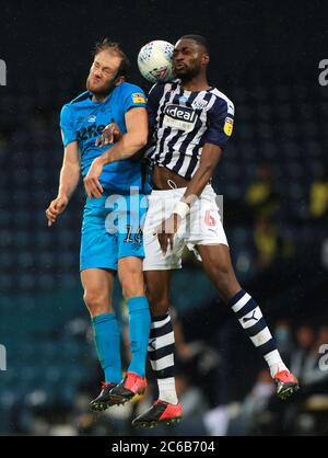 Matt Clarke (a sinistra) della contea di Derby e la battaglia semi Ajayi di West Bromwich Albion per la palla durante la partita del campionato Sky Bet al Hawthorns, West Bromwich. Foto Stock