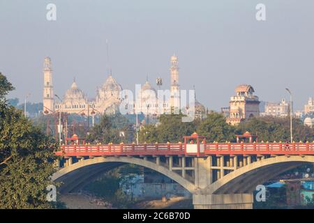 Ponte sul fiume Gomti con Bara Imambara in distanza, Lucknow, Uttar Pradesh, India, Asia Foto Stock