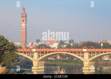 Ponte sul fiume Gomti con Torre dell'Orologio in lontananza, Lucknow, Uttar Pradesh, India, Asia Foto Stock
