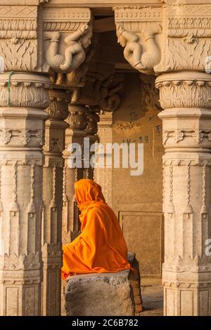 Tempio sommerso Shiva, Sindhia Ghat, Varanasi, Uttar Pradesh, India, Asia Foto Stock