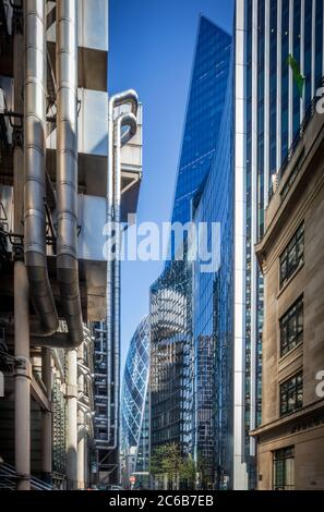 Lime Street nel quartiere finanziario, con il Lloyds Building, lo Scalpel, la Gherkin e la chiesa di St. Andrew Undershaft, la città di Londra, Londra, en Foto Stock