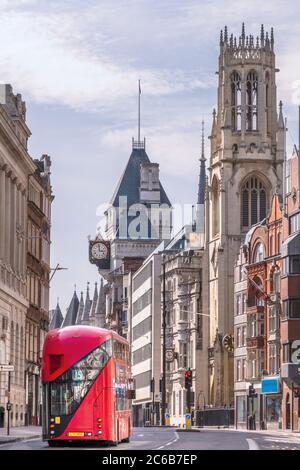 Autobus di Londra su Fleet Street con St. Dunstan nella chiesa occidentale (chiesa rumena di San Giorgio) e le corti reali di giustizia, Londra, Inghilterra, uni Foto Stock