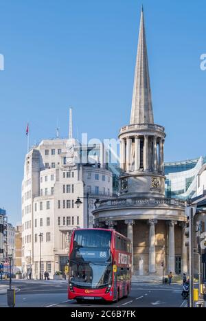 Un autobus rosso a due piani su Regent Street di fronte alla BBC Broadcasting House e all Soul's Church, Langham Place, Londra, Inghilterra, Regno Unito, EUR Foto Stock